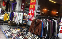 Hàng thời trang giảm giá sốc đổ ra vỉa hè dịp đầu năm