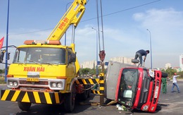 Xe tải lật, tài xế đập cửa kính thoát thân