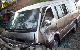 Xe chở khách về quê ăn tết gặp nạn, 10 người bị thương