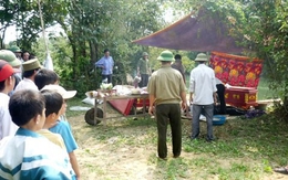 Xót lòng 3 đứa trẻ bên quan tài cha mẹ