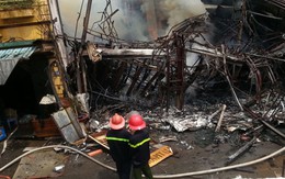 Cháy lớn, nhà 5 tầng khung thép đổ sập