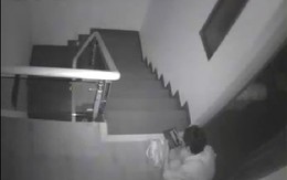 Không biết công an đến, tên trộm vẫn thản nhiên ngồi... đếm tiền