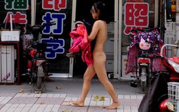 Choáng với những cô nàng hồn nhiên "lột đồ" giữa đám đông