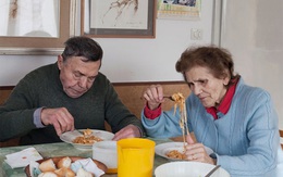 Vợ chồng U90 vẫn tình cảm sau gần 60 năm chung sống
