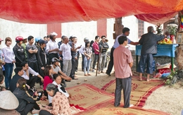 Hàng ngàn người khấn vái một con rắn