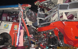 Kinh hoàng hai xe khách đấu đầu, 11 người chết