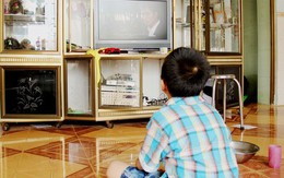 Chữa thói quen 'ngồi đồng' xem tivi của trẻ