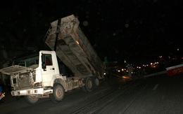 Xe ben kéo đổ 5 cột điện, người đi đường hoảng loạn