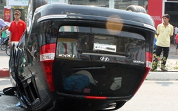 Ôtô biển tứ quý lật chỏng chơ giữa đường