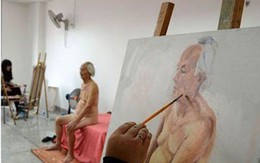 Khỏa thân cả tiếng đồng hồ, không kiếm đủ tiền mua bát phở