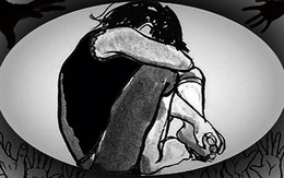 Bé gái bị tấn công tình dục man rợ trong nhà vệ sinh nam