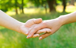 Khi khó khăn, vợ chồng hãy cầm tay nhau