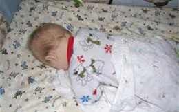 Bé 3 tháng tuổi suýt chết vì ngủ sấp