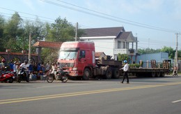 Đau đớn cả gia đình bị cuốn vào gầm xe