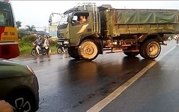 Xe gây tai nạn định bỏ chạy, hàng loạt taxi từ chối cứu người