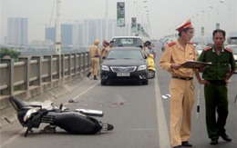 Một phụ nữ tự đâm vào thành cầu Vĩnh Tuy tử vong