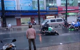 Hoảng hốt với clip té xe hàng loạt trên đường phố Sài Gòn