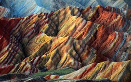 Rặng núi ngũ sắc 24 triệu năm tuyệt đẹp hơn cả photoshop