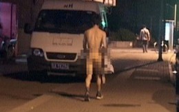 Kinh ngạc 15 nam thanh niên khỏa thân đi dạo ngoài đường phố