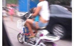 Sốc với bà mẹ trẻ vừa đi xe đạp vừa cho con bú