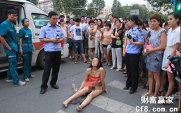 Cô gái khỏa thân ngồi giữa đường cãi nhau với CSGT