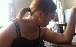Cô gái mại dâm cắn gần đứt tay anh Cảnh sát: Phát điên vì bị cha dượng hành hạ
