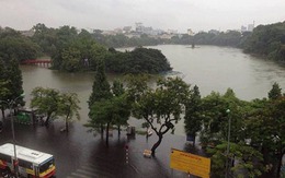 Phố cổ Hà Nội 'thành sông' sau mưa lớn