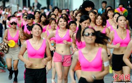 Nam thanh nữ tú tự tin mặc áo lót hồng chạy bộ trên đường
