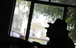 Con trai bỏ mặc mẹ ruột chết đói