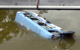Xe khách lao xuống sông, 31 người gặp nạn