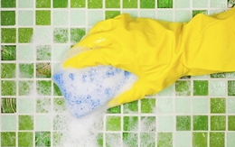 Cách tẩy rửa vết cáu xà phòng trong nhà tắm
