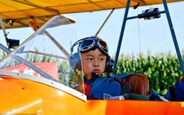 Bé trai 5 tuổi một mình tự... lái máy bay