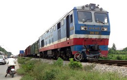 Hà Nội: Băng qua đường sắt, 2 người bị tàu tông nguy kịch