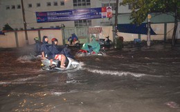 TPHCM bị ngập khủng khiếp sau trận mưa và triều cường