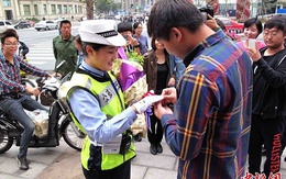 Nữ cảnh sát xinh đẹp được cầu hôn giữa phố