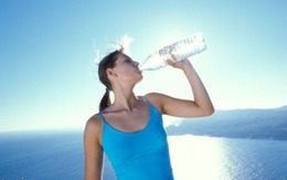 Ghé miệng chai uống nước gây hại sức khỏe