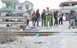Băng qua đường sắt, 4 người trong gia đình gặp nạn