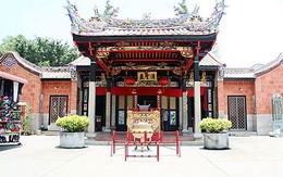 Cận cảnh ngôi đền linh thiêng toàn rắn độc ở Đông Nam Á