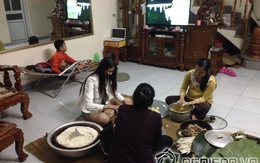 "Gái quê" Lê Thị Phương mặt mộc, phụ mẹ gói bánh chưng chuẩn bị tết