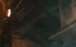 Hà Nội: Cột điện bốc cháy, người dân dùng nước hắt vào