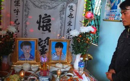 Chết lặng khi thấy các cháu nhỏ níu tay nhau dưới đáy hồ