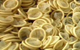Kỳ lạ "chữa" viêm khớp bằng bao cao su