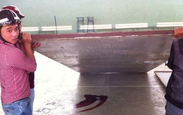 Một học sinh bị cửa nhà đa năng đè chết