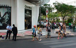 Kính trần khách sạn Rex vỡ tan trên đầu nữ du khách