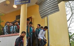 Sập lan can trường, 3 học sinh nguy kịch