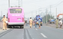 Xe bồn kéo lê xe khách, bé trai 1 tuổi văng ra ngoài