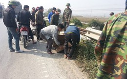 Cụ ông bị tàu thổi bay, người dân tưởng chết phủ chiếu