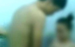 Thầy giáo đưa nữ sinh 16 tuổi vào toilet làm "chuyện người lớn"