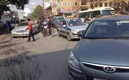 5 xế hộp dồn toa trước khách sạn Nikko Hà Nội