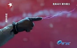 Ngỡ ngàng cậu bé phóng điện từ ngón tay